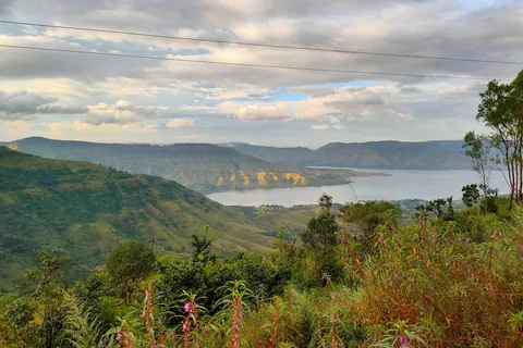 A reservoir and flat-topped Sahyadri hills seen from a roadside viewpoint near Mahabaleshwar